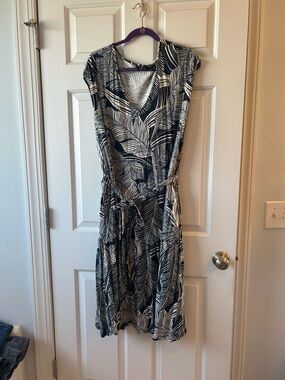 G by Giuliana Black & White Leaf-Print V-Neck Midi Dress with Tie Waist